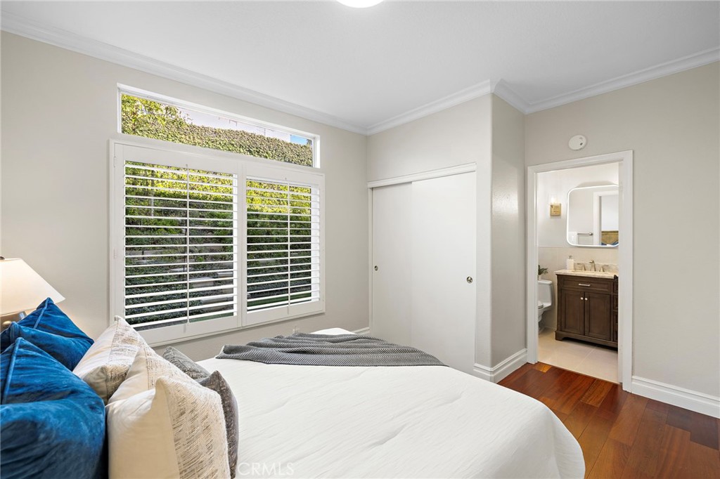 5 Glastonbury Pl