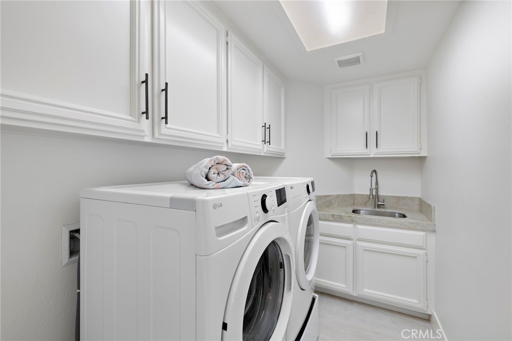 15 Glastonbury Pl