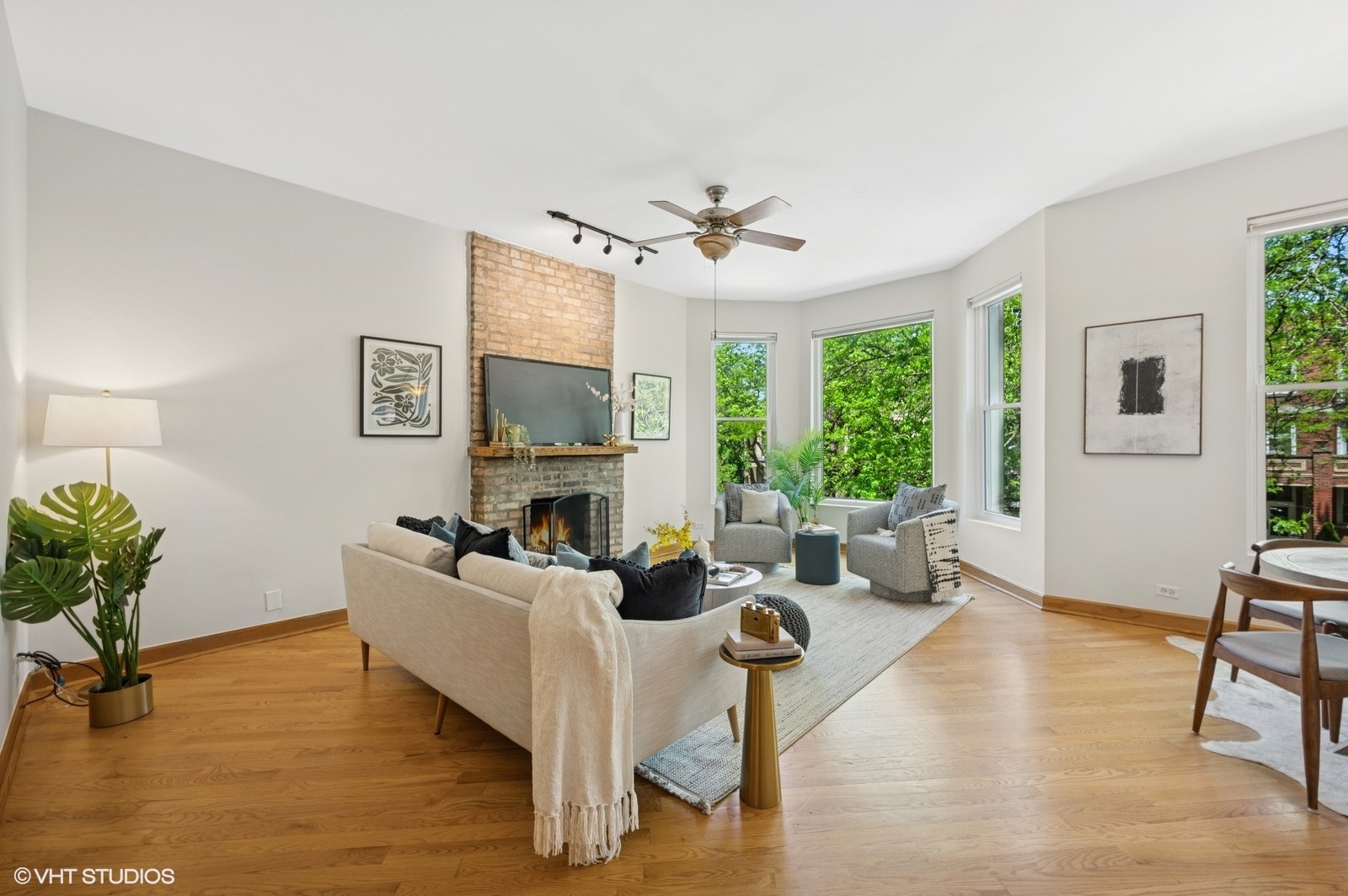 1433 W Cuyler Avenue Unit: 2W
