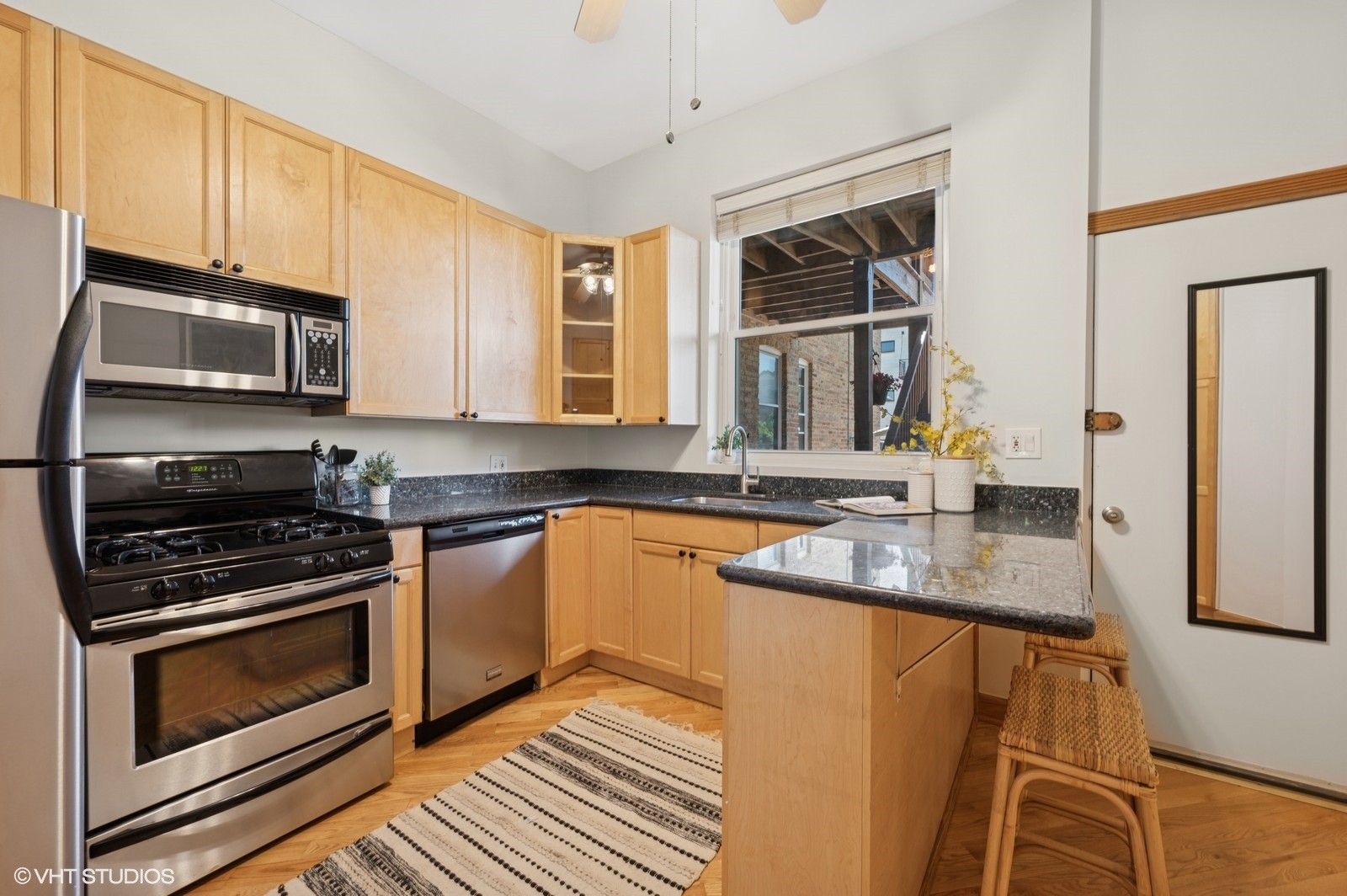 1433 W Cuyler Avenue Unit: 2W