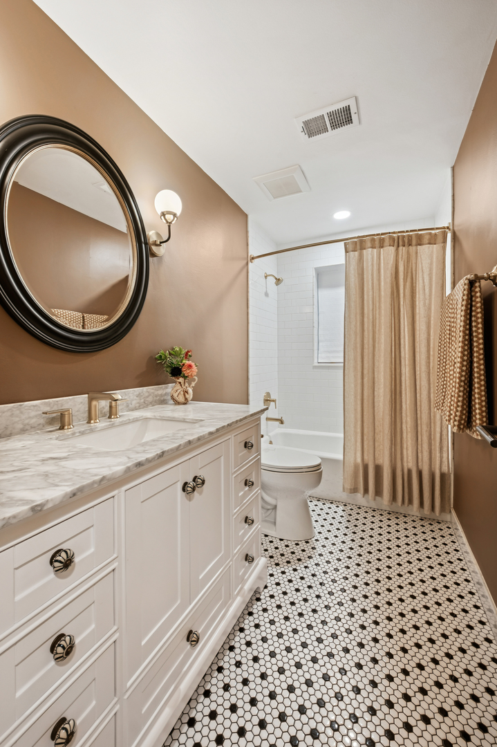 2027 W Pierce Avenue Unit: 1E