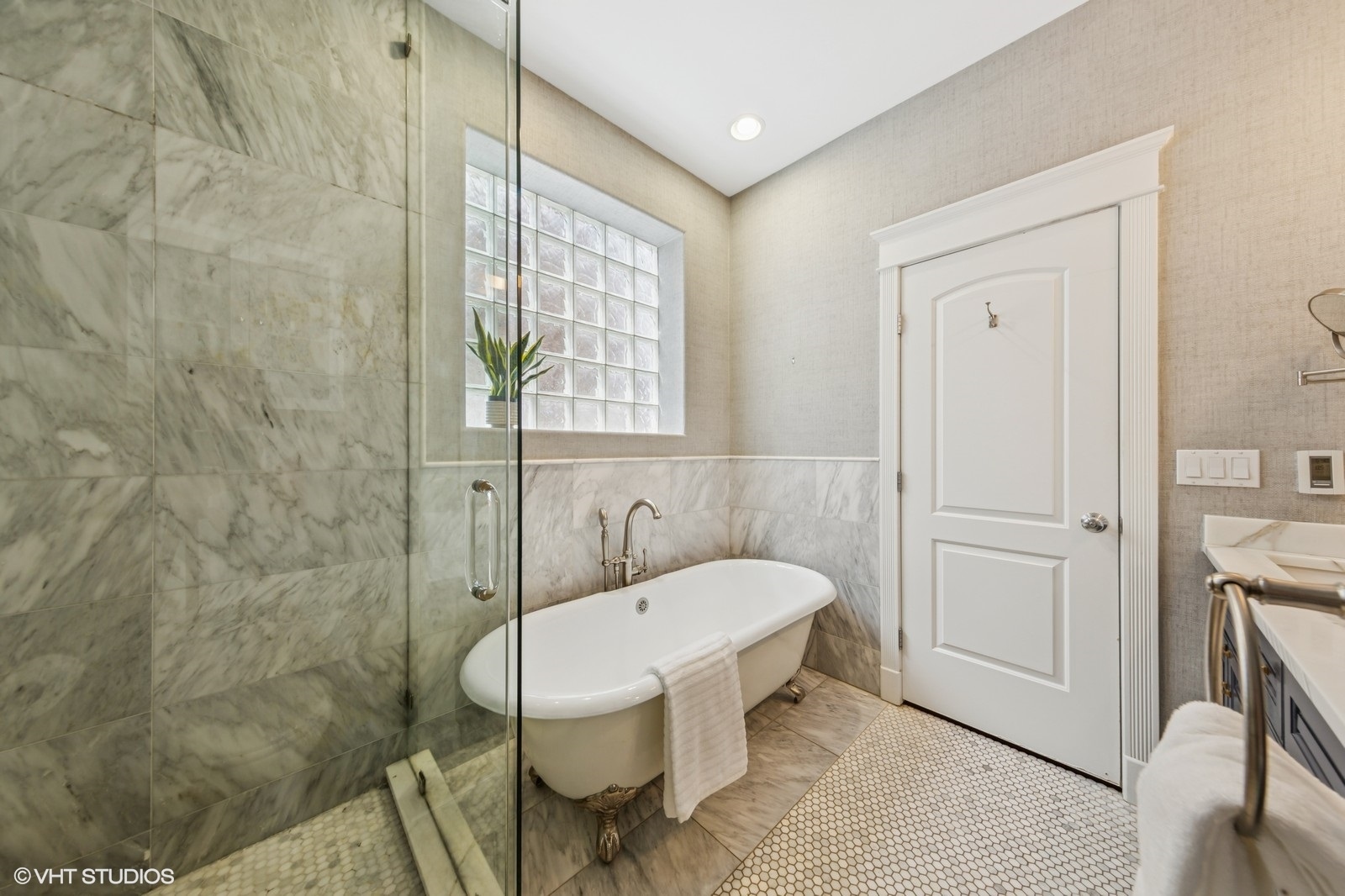 1244 W Cornelia Avenue Unit: 1