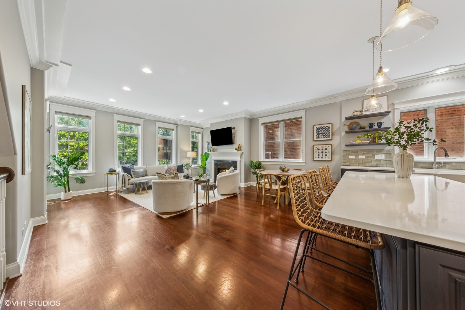 1244 W Cornelia Avenue Unit: 1