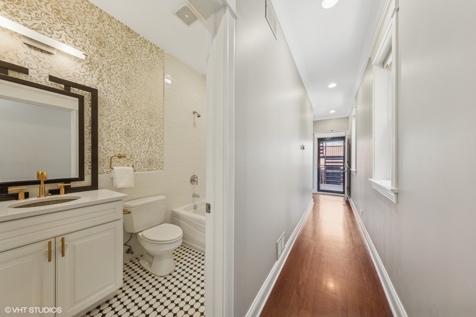 1244 W Cornelia Avenue Unit: 1