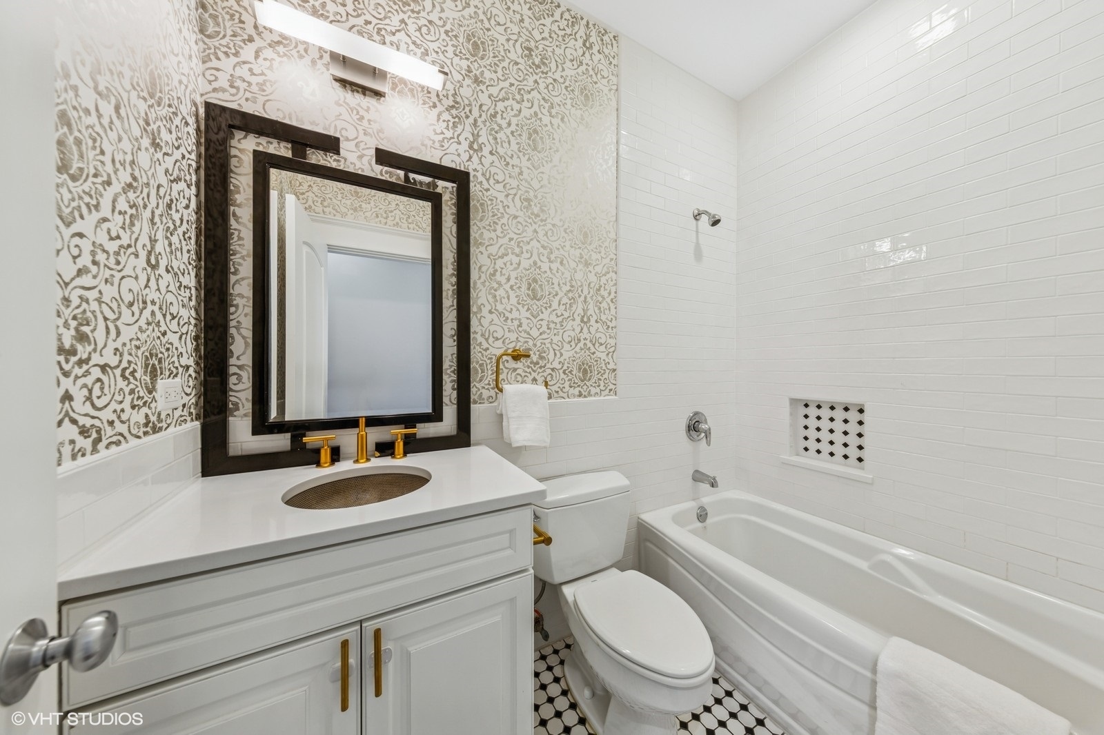 1244 W Cornelia Avenue Unit: 1