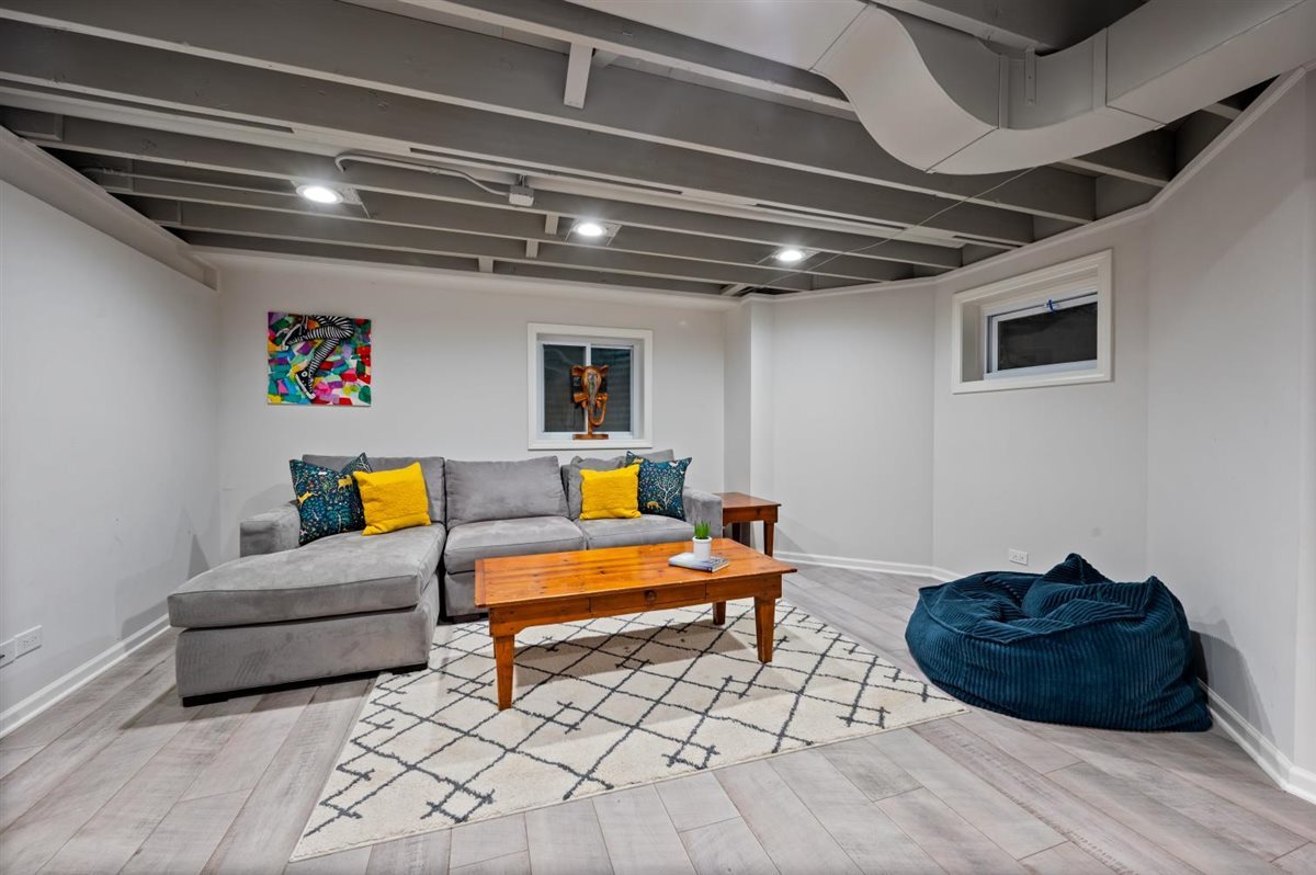 2223 Crestview Lane