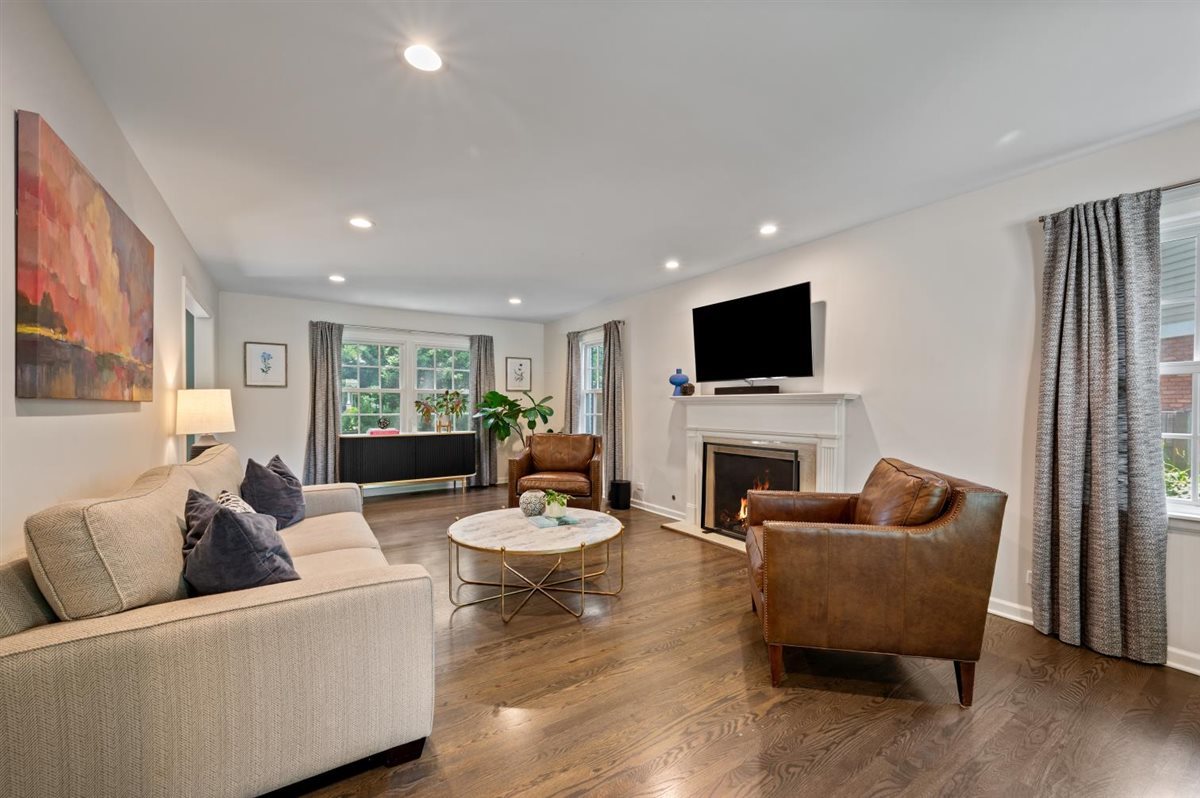 2223 Crestview Lane