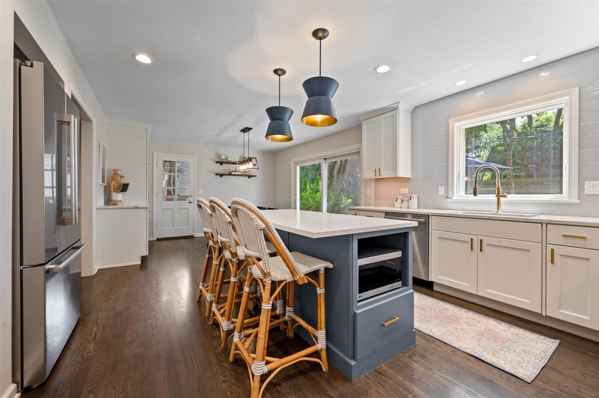 2223 Crestview Lane