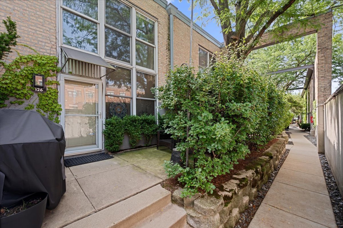 1300 W ALTGELD Street Unit: 126
