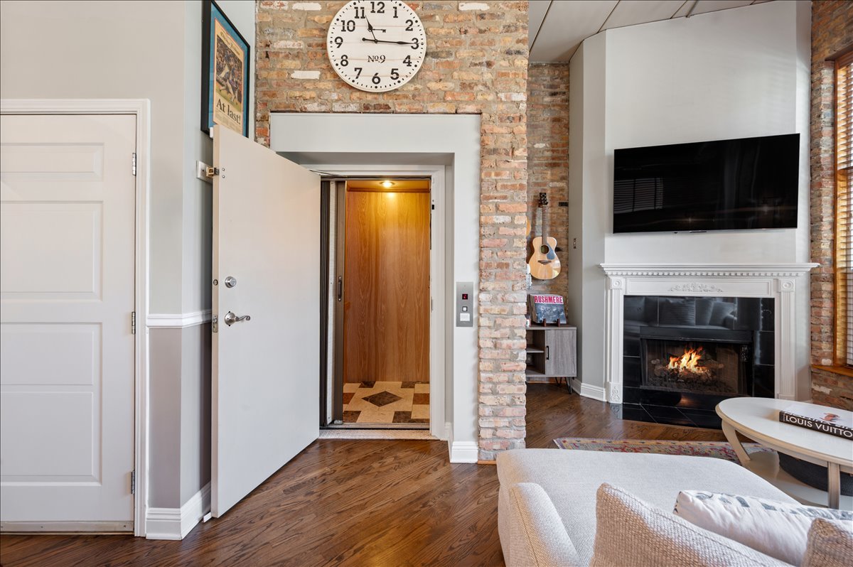 2117 W Belmont Avenue Unit: 2