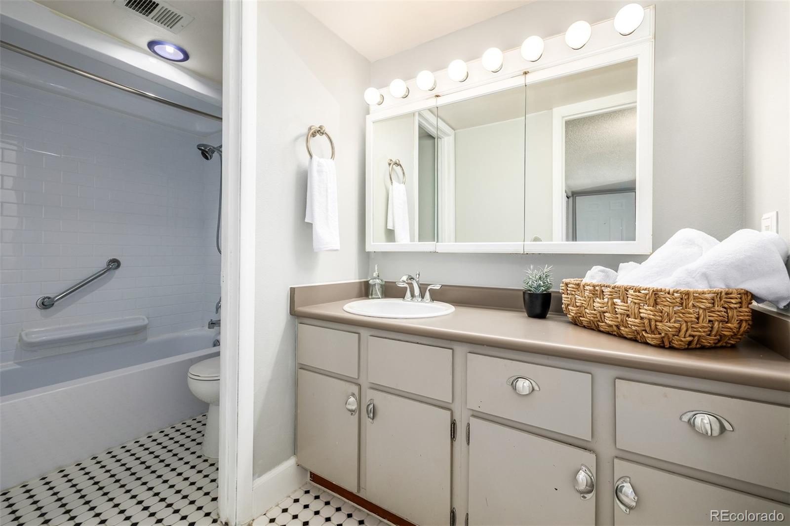 3141 S Tamarac Drive Unit: F204