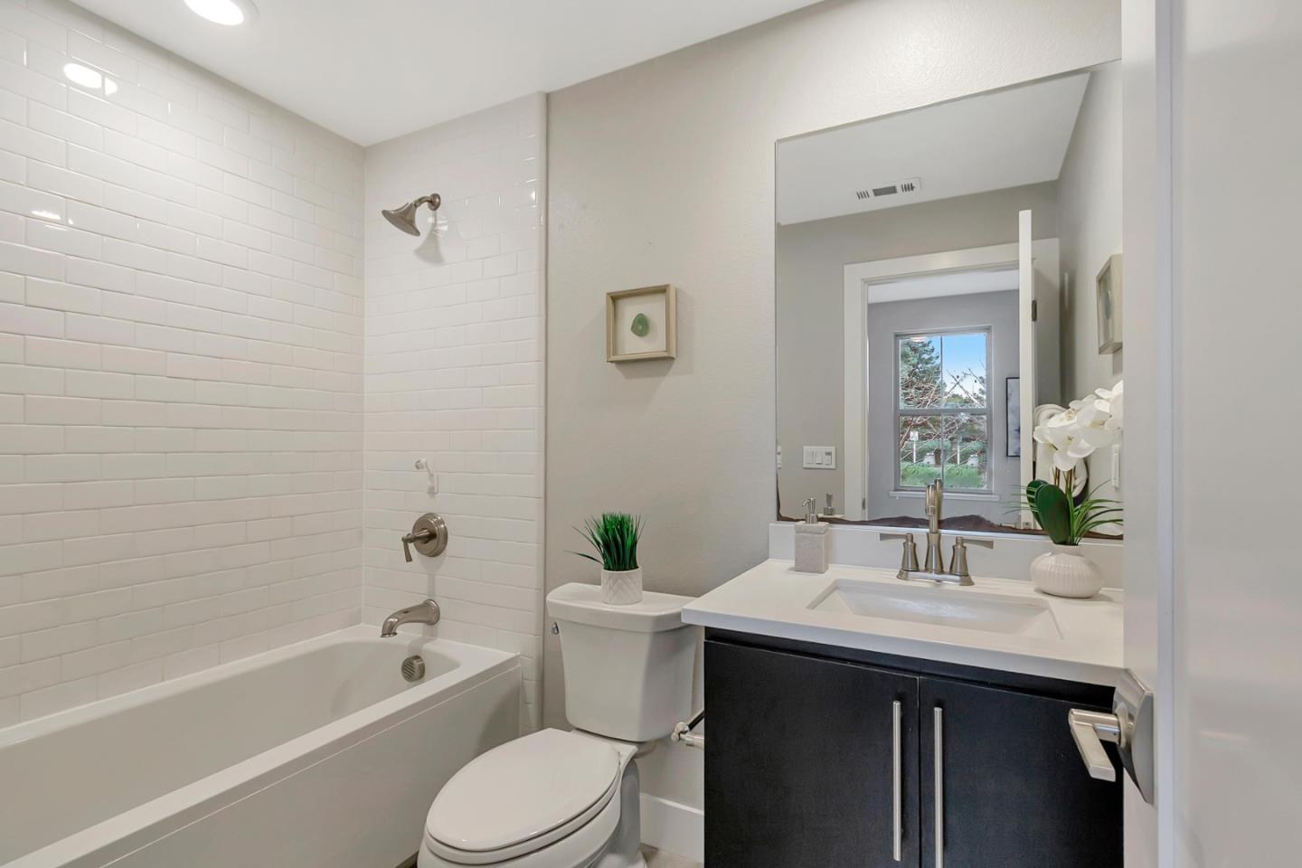 148 Saratoga Avenue Unit: 3