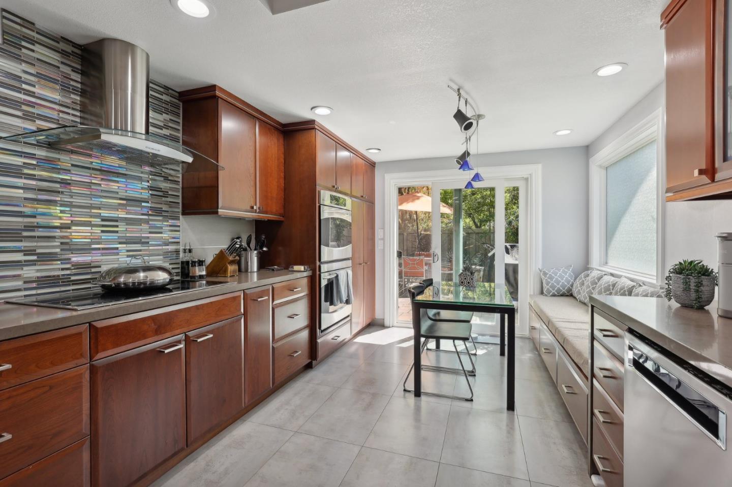 10060 Scenic BLVD