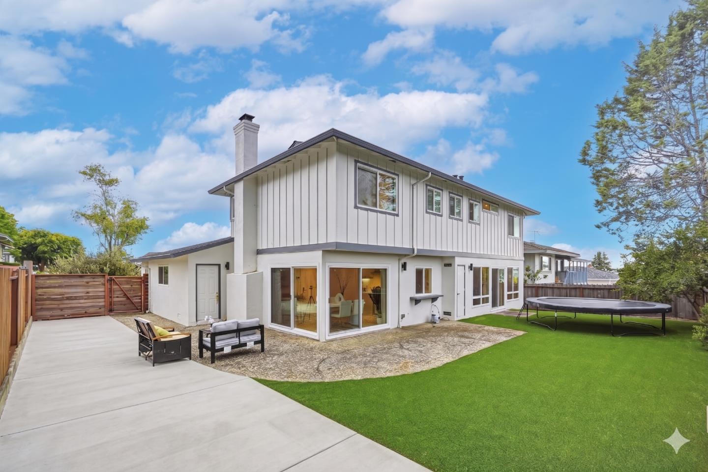 27947 Edgecliff Way