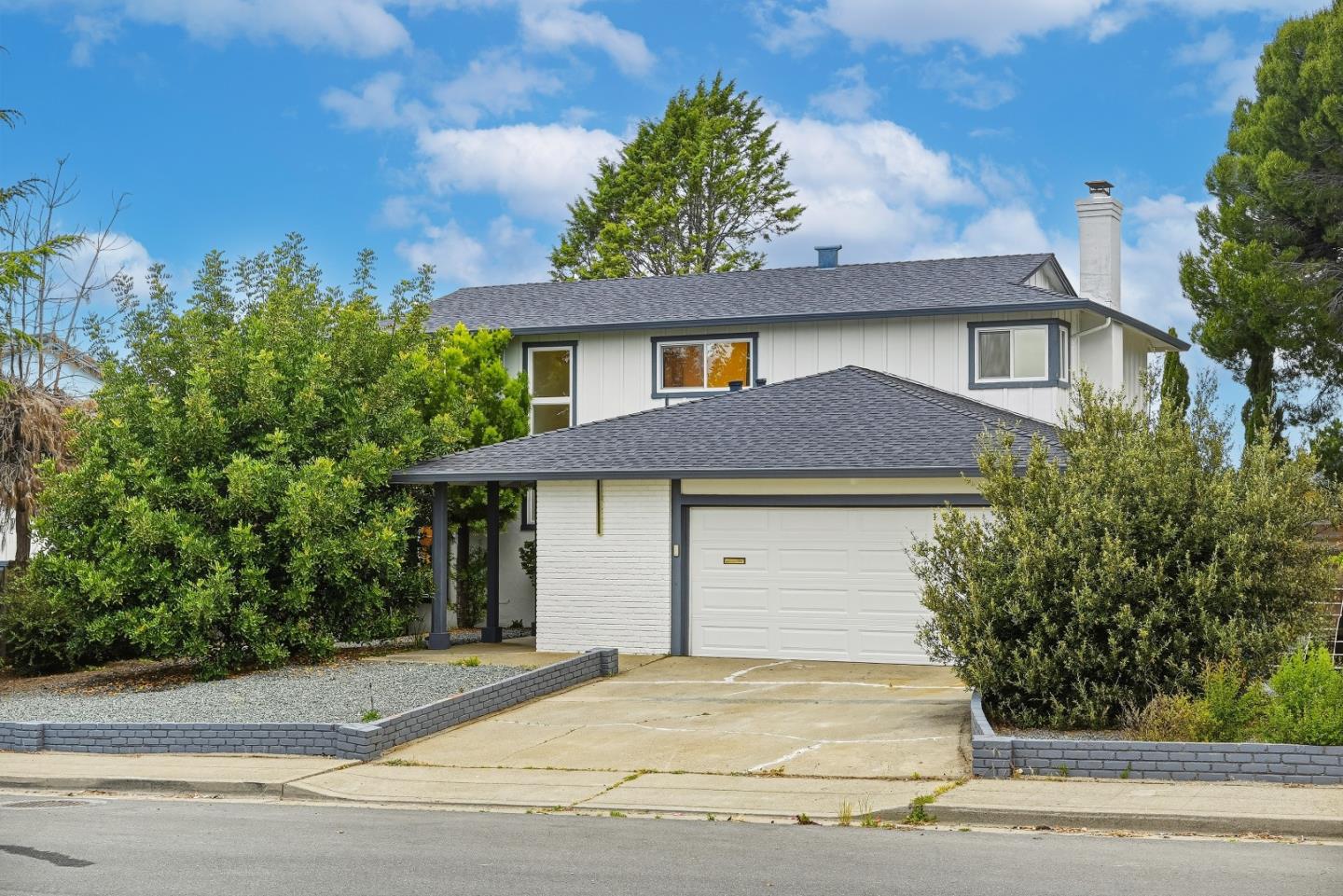 27947 Edgecliff Way
