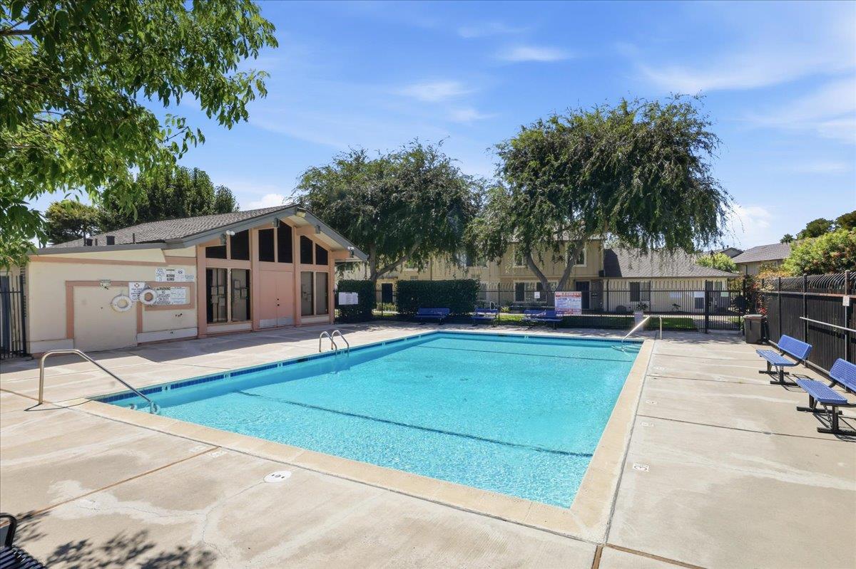 2298 Meadowgate WAY