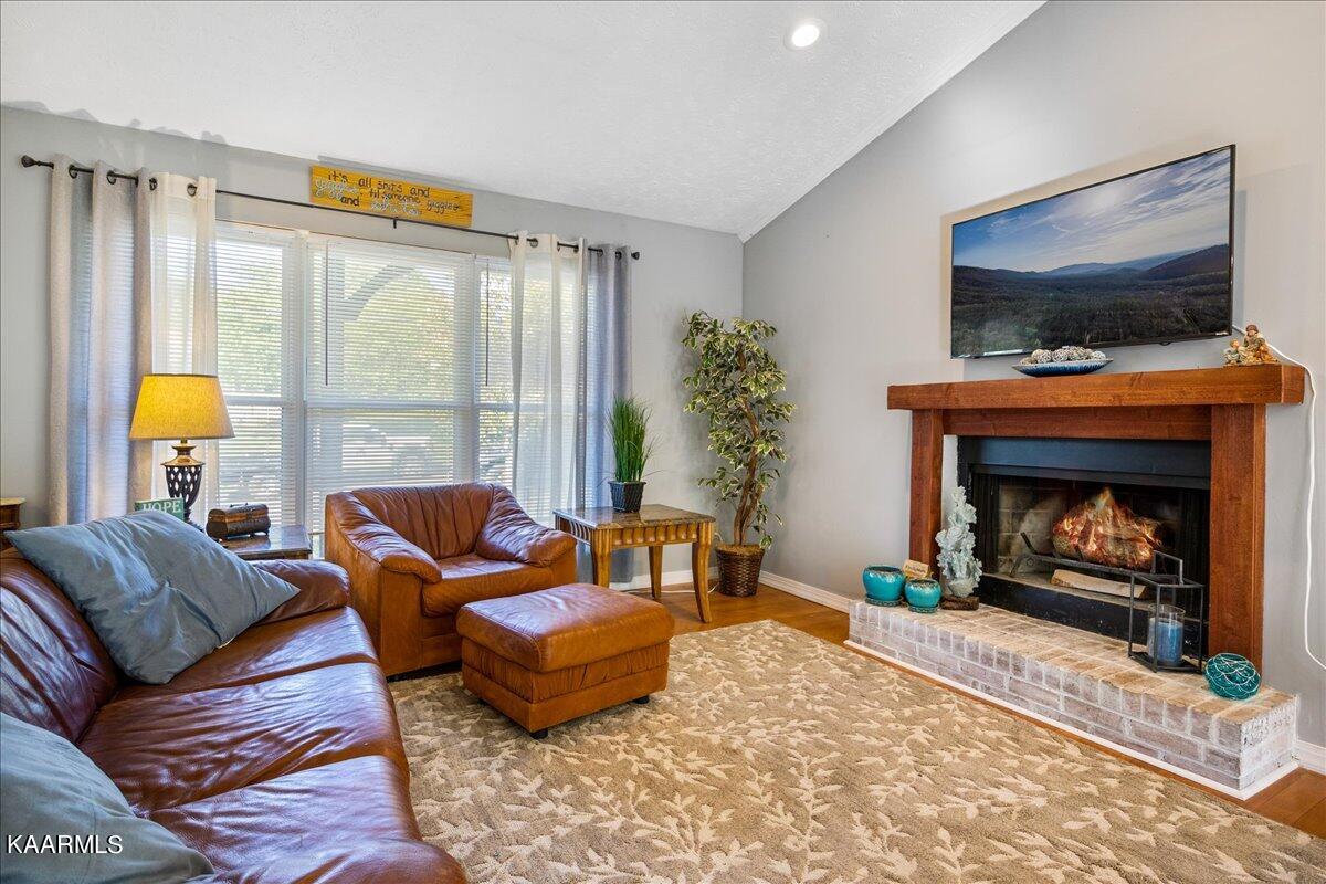 909 Tree Trunk Rd