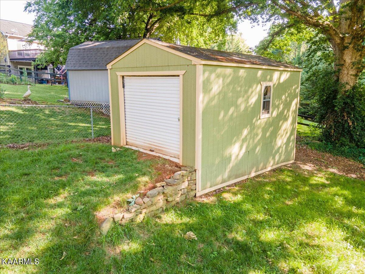 909 Tree Trunk Rd