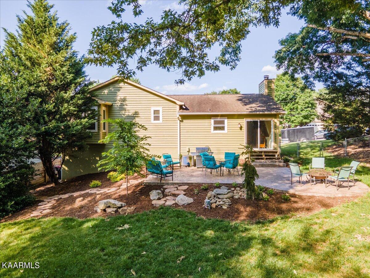 909 Tree Trunk Rd