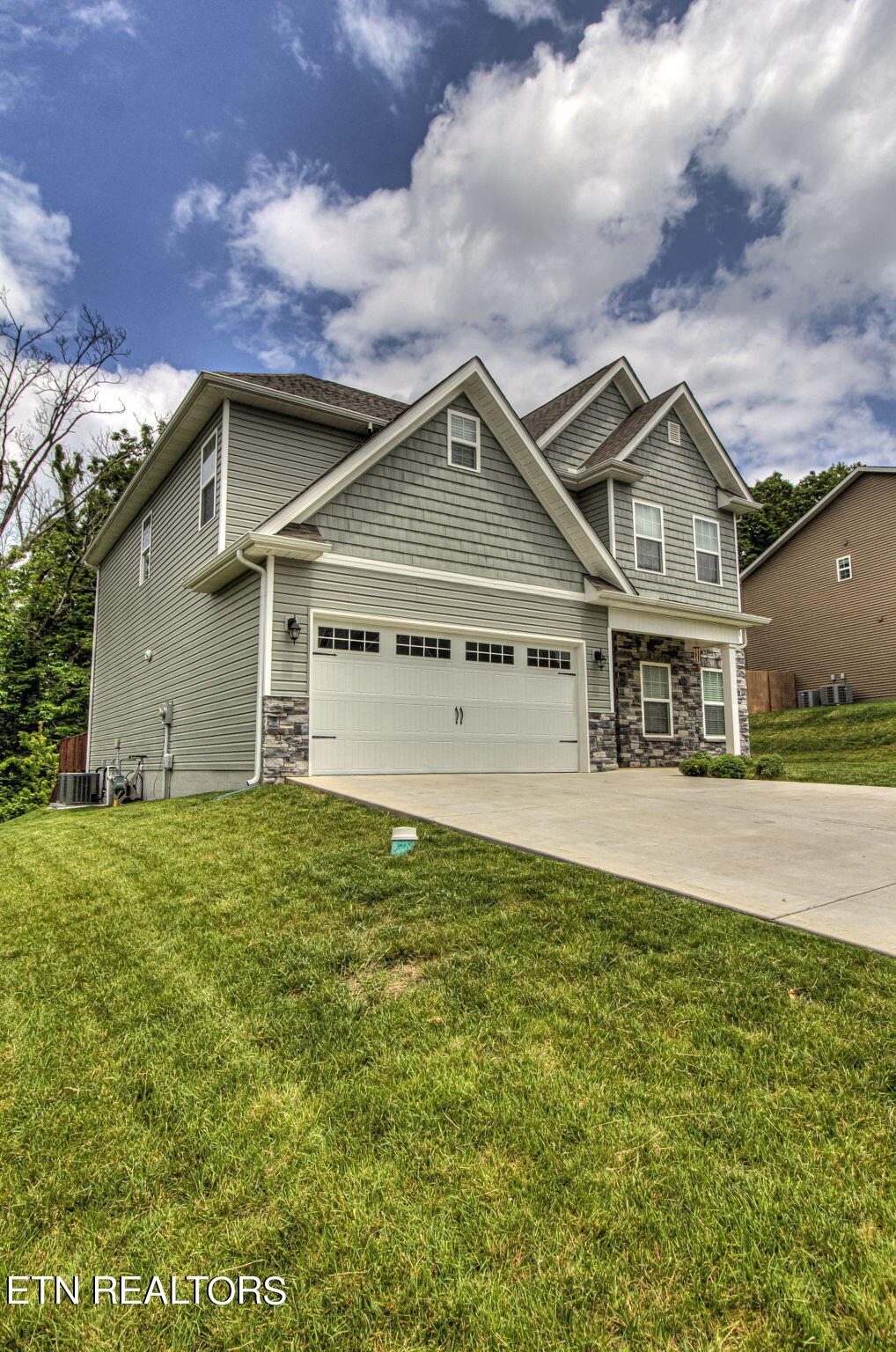 3206 Oakwood Hills Lane