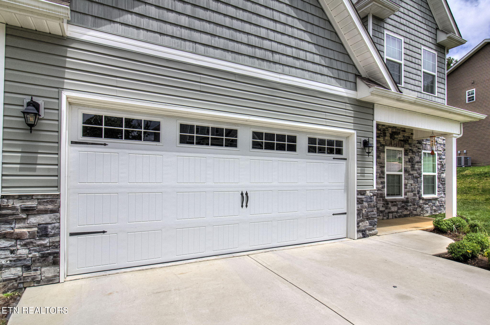 3206 Oakwood Hills Lane