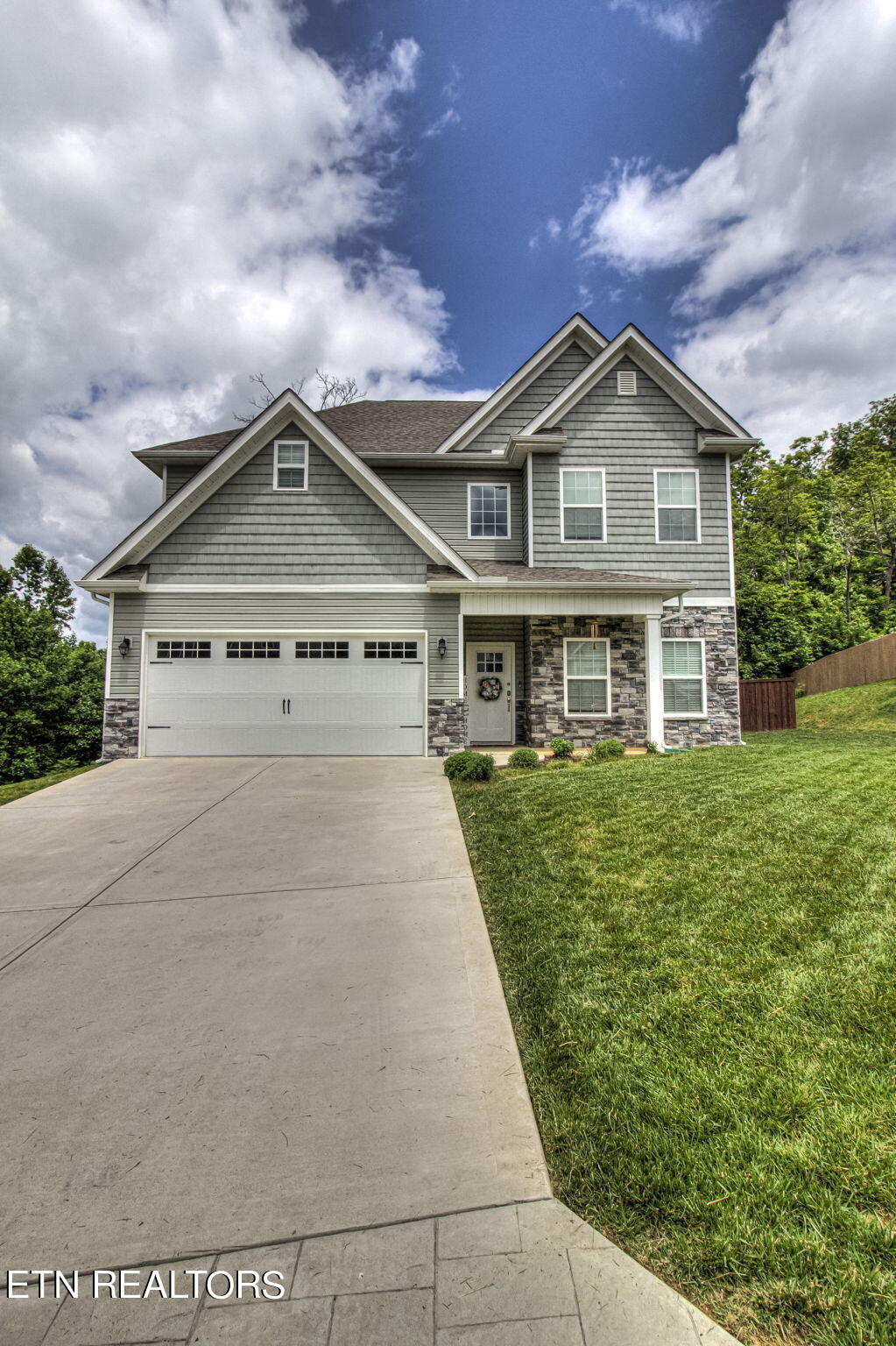 3206 Oakwood Hills Lane