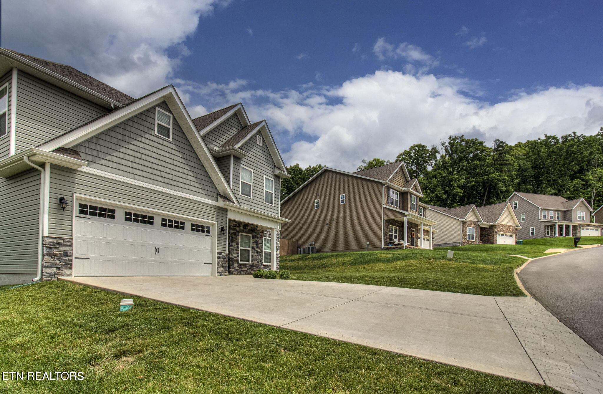 3206 Oakwood Hills Lane