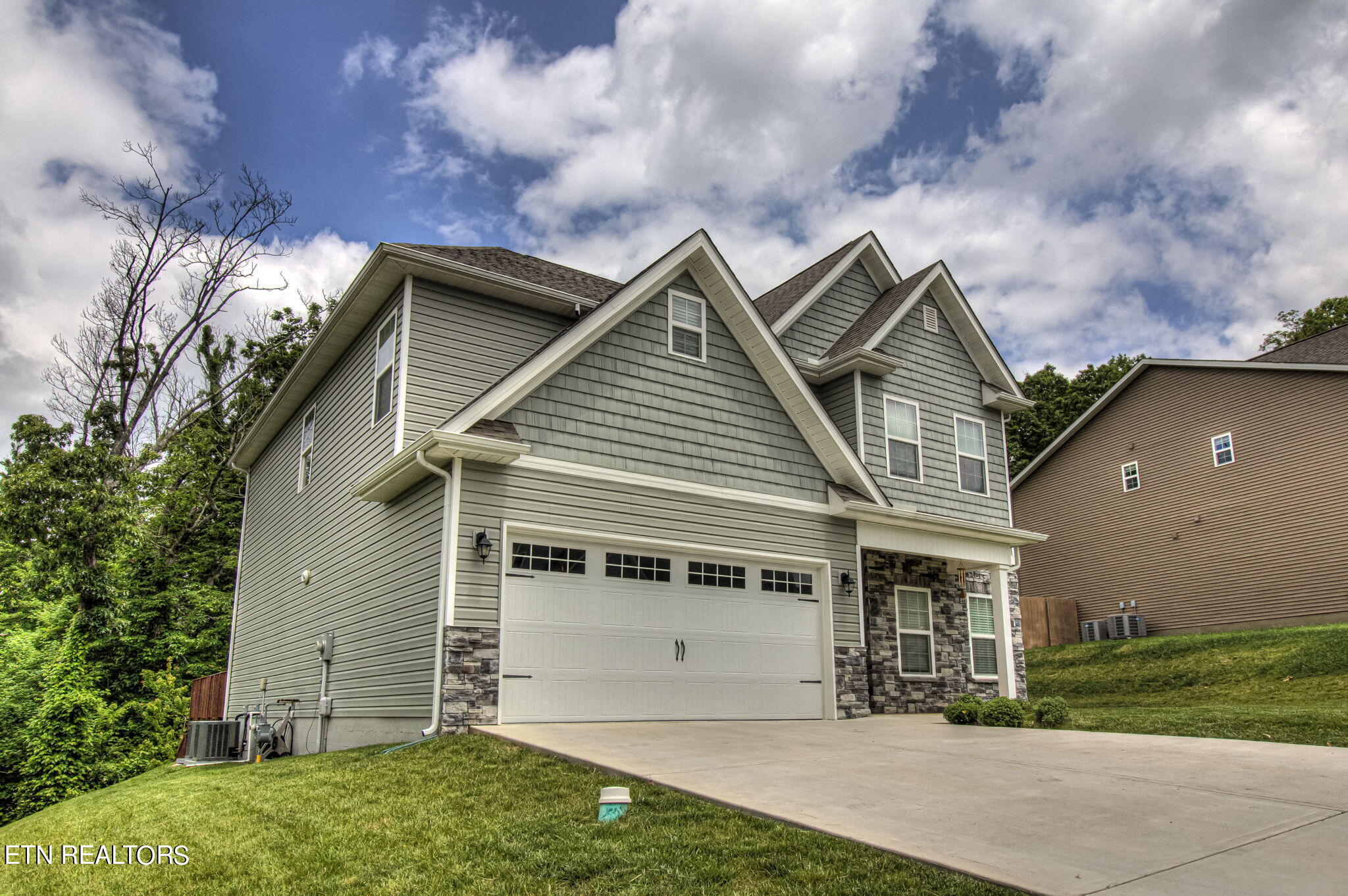 3206 Oakwood Hills Lane