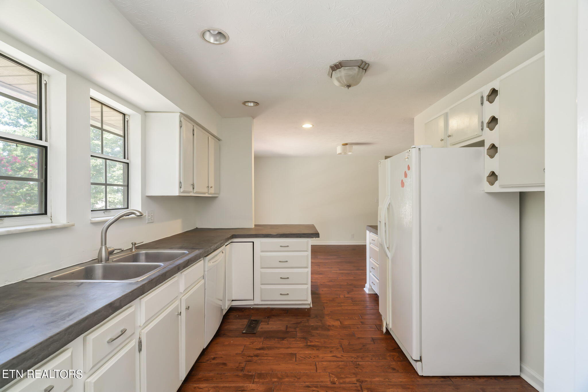 1401 Lakeshire Drive