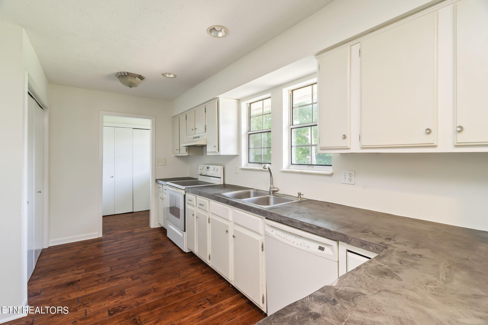 1401 Lakeshire Drive