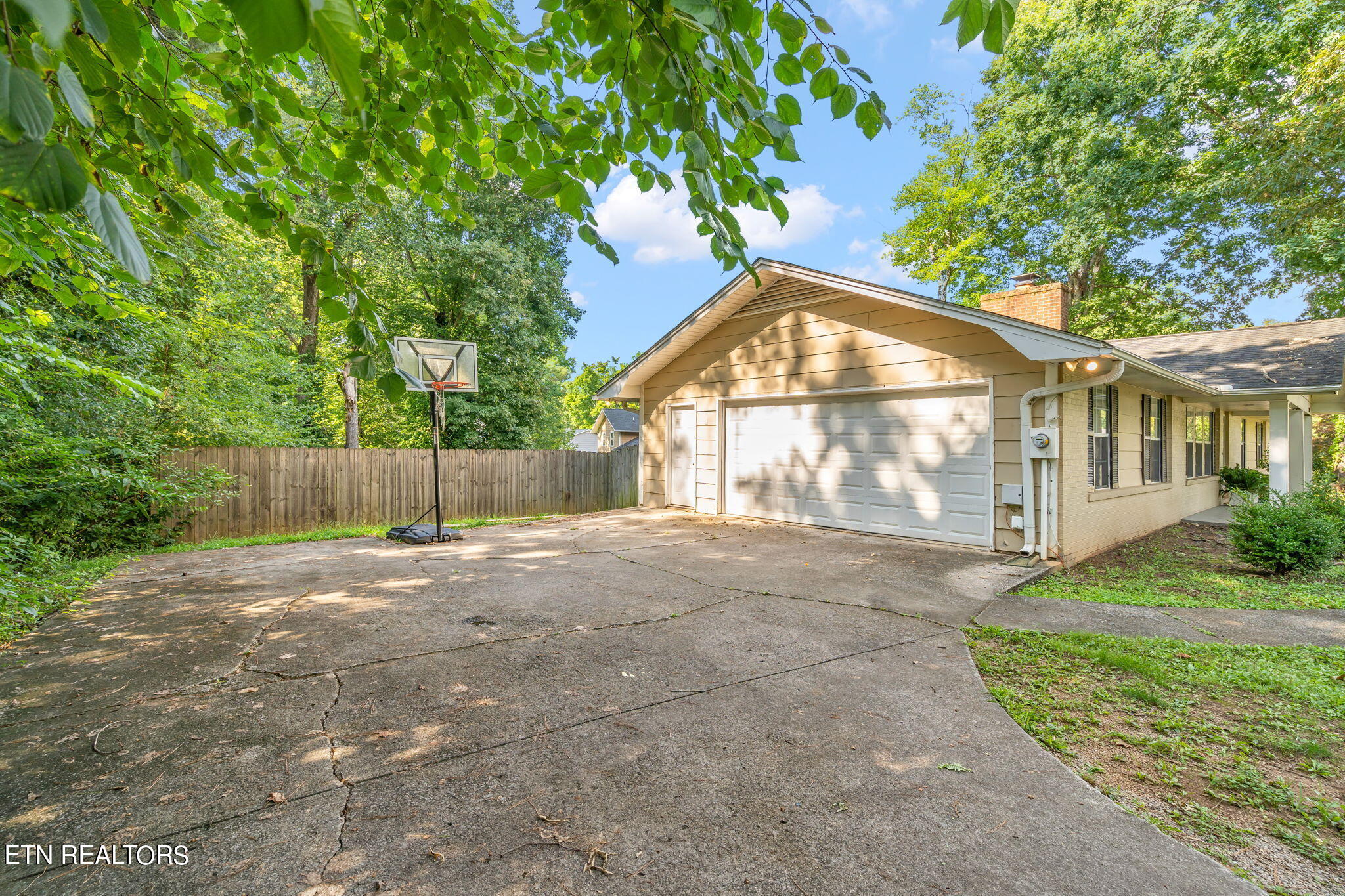 1401 Lakeshire Drive