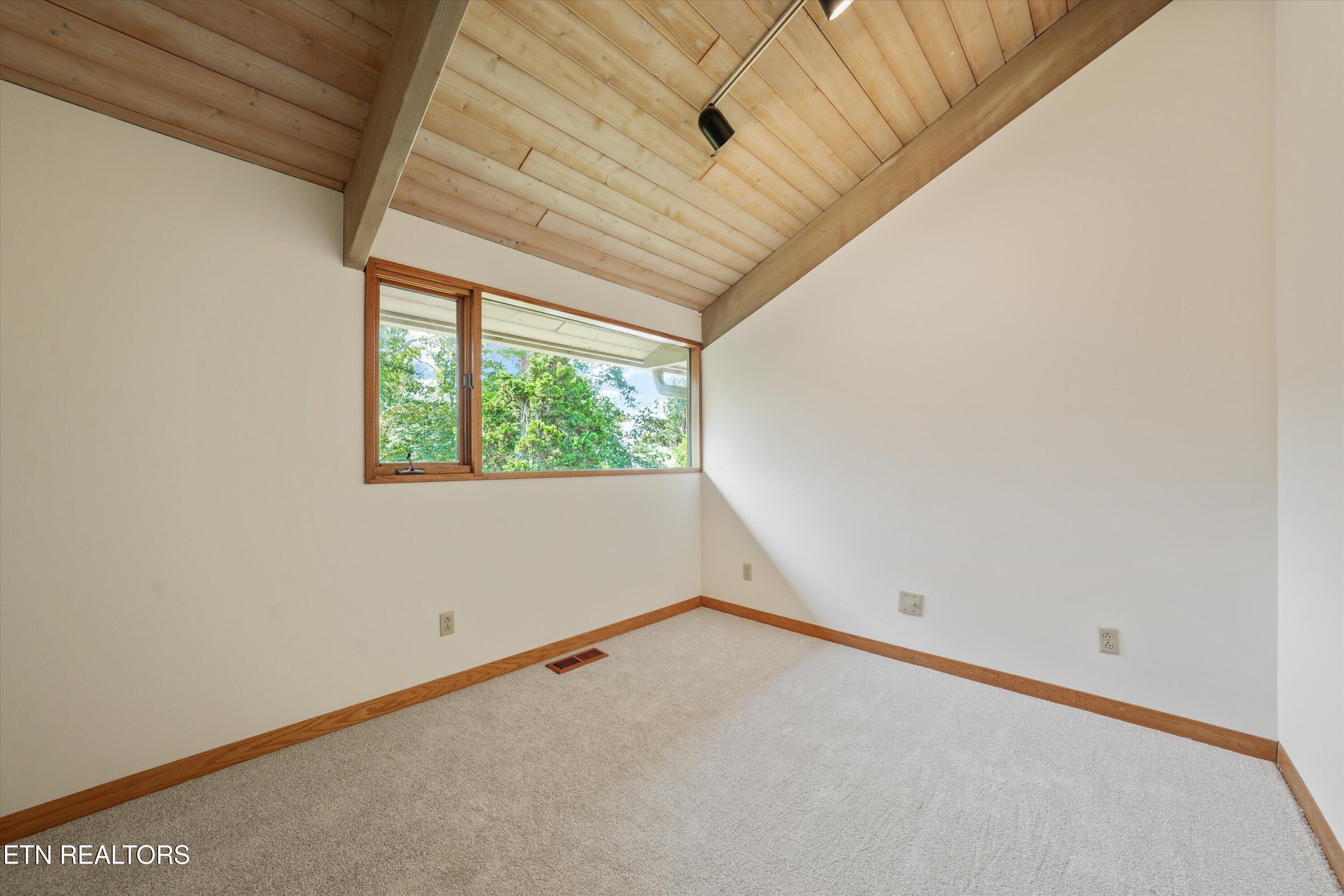 109 Lakeview Place