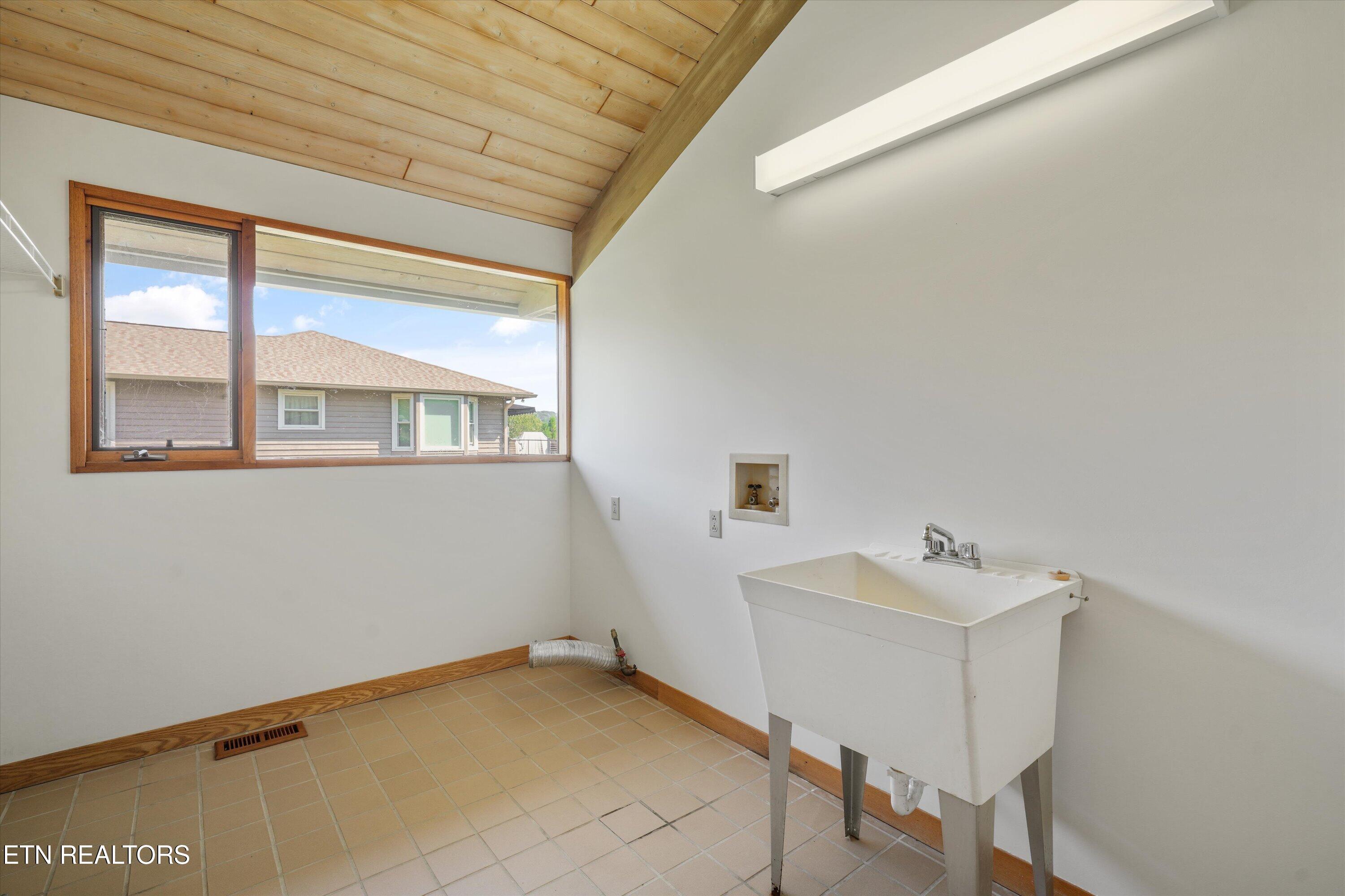 109 Lakeview Place