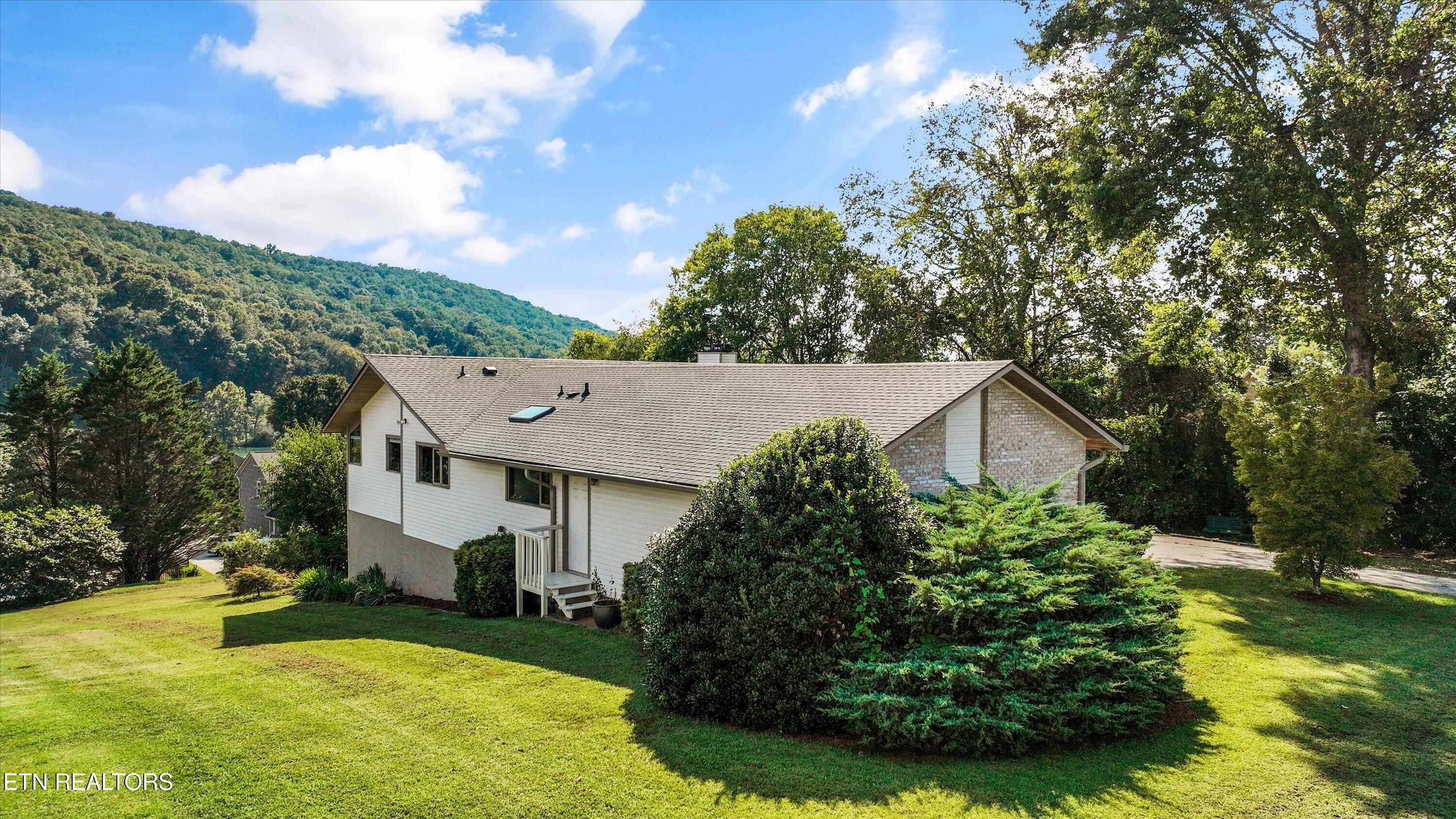 109 Lakeview Place