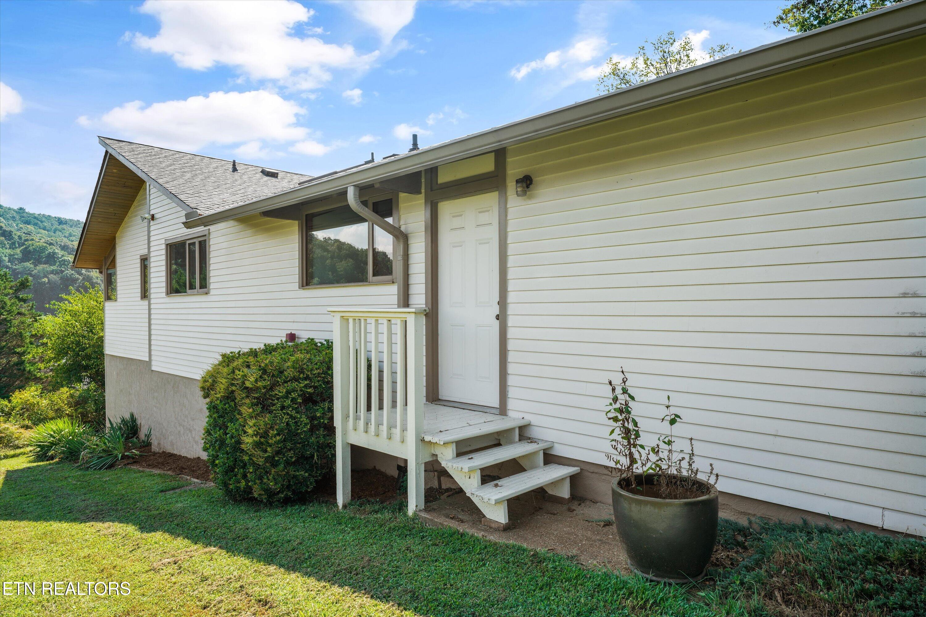 109 Lakeview Place