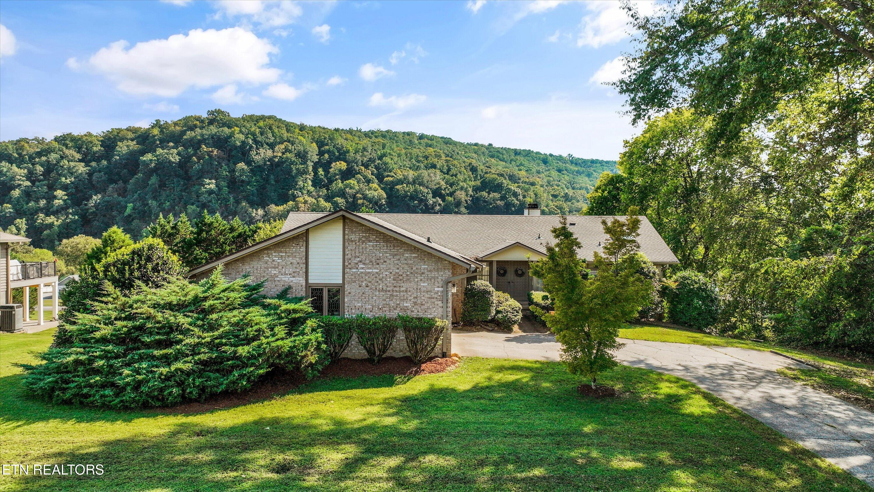 109 Lakeview Place