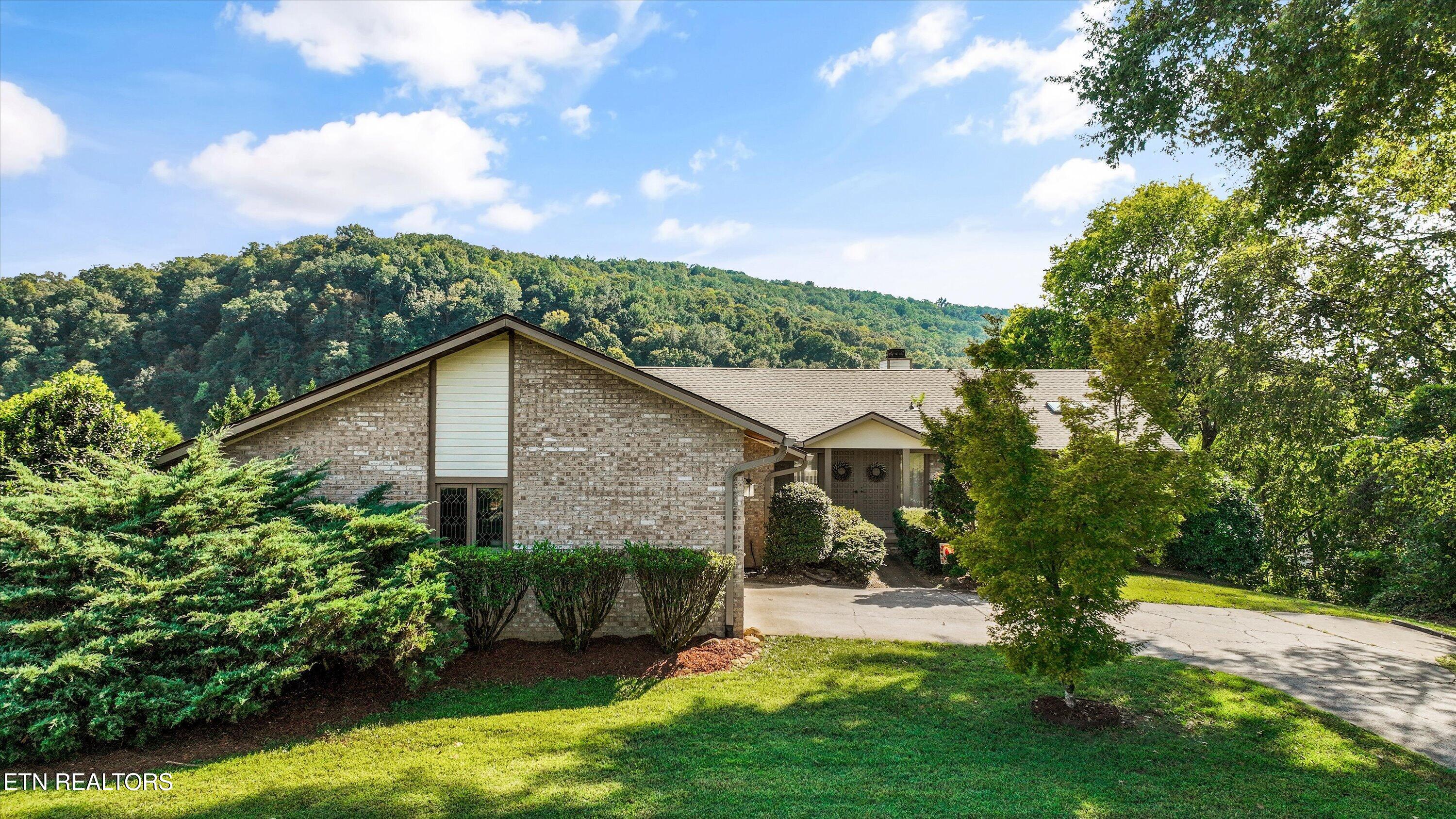 109 Lakeview Place