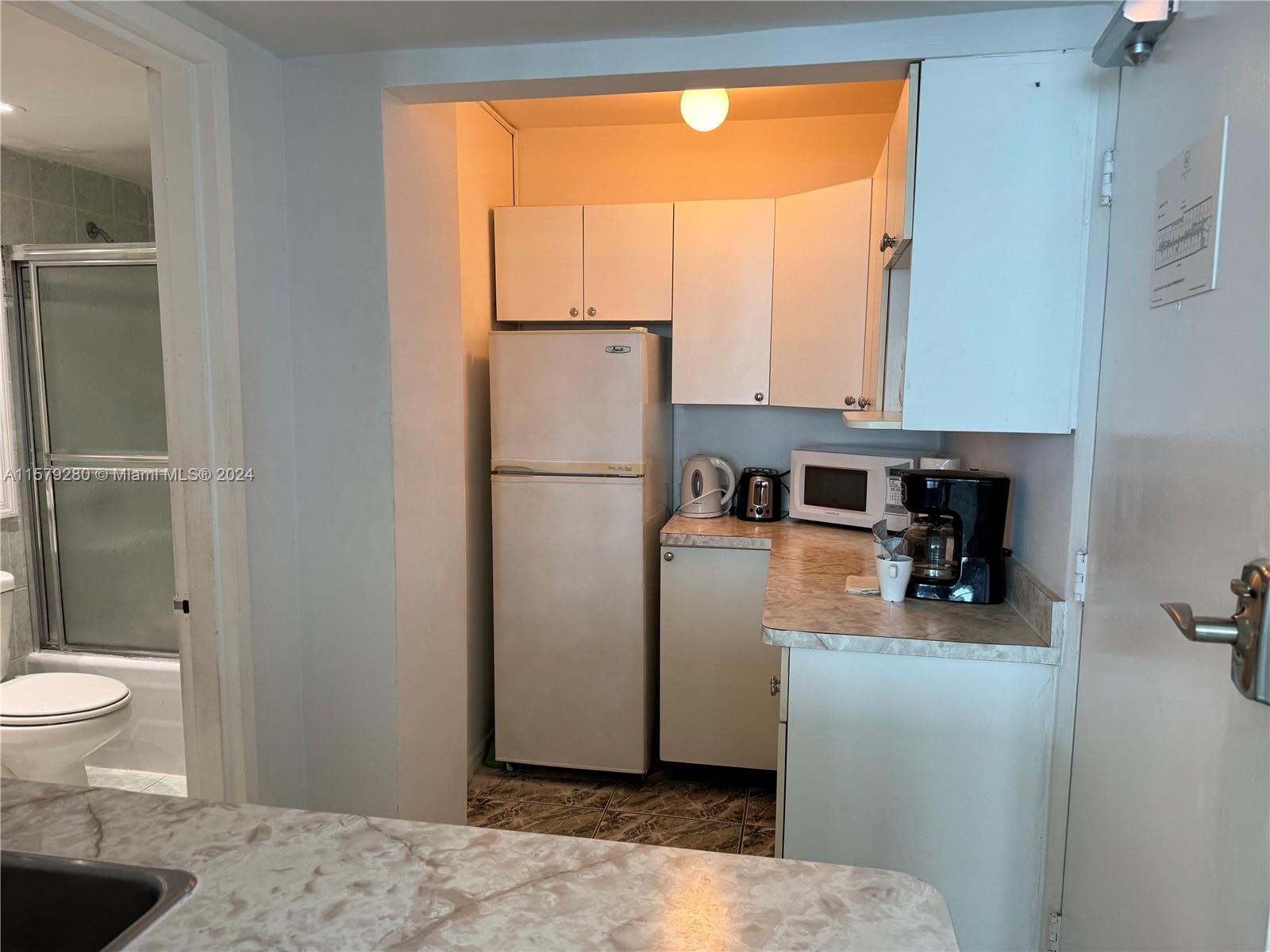 5445 Collins Ave # 814