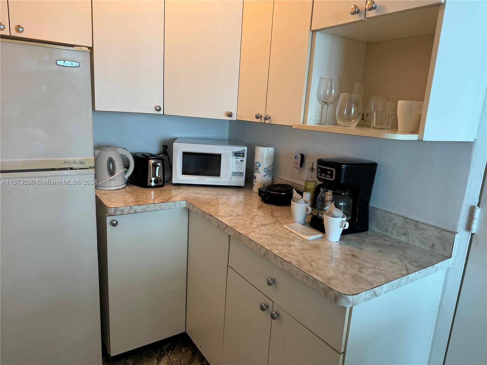 5445 Collins Ave # 814
