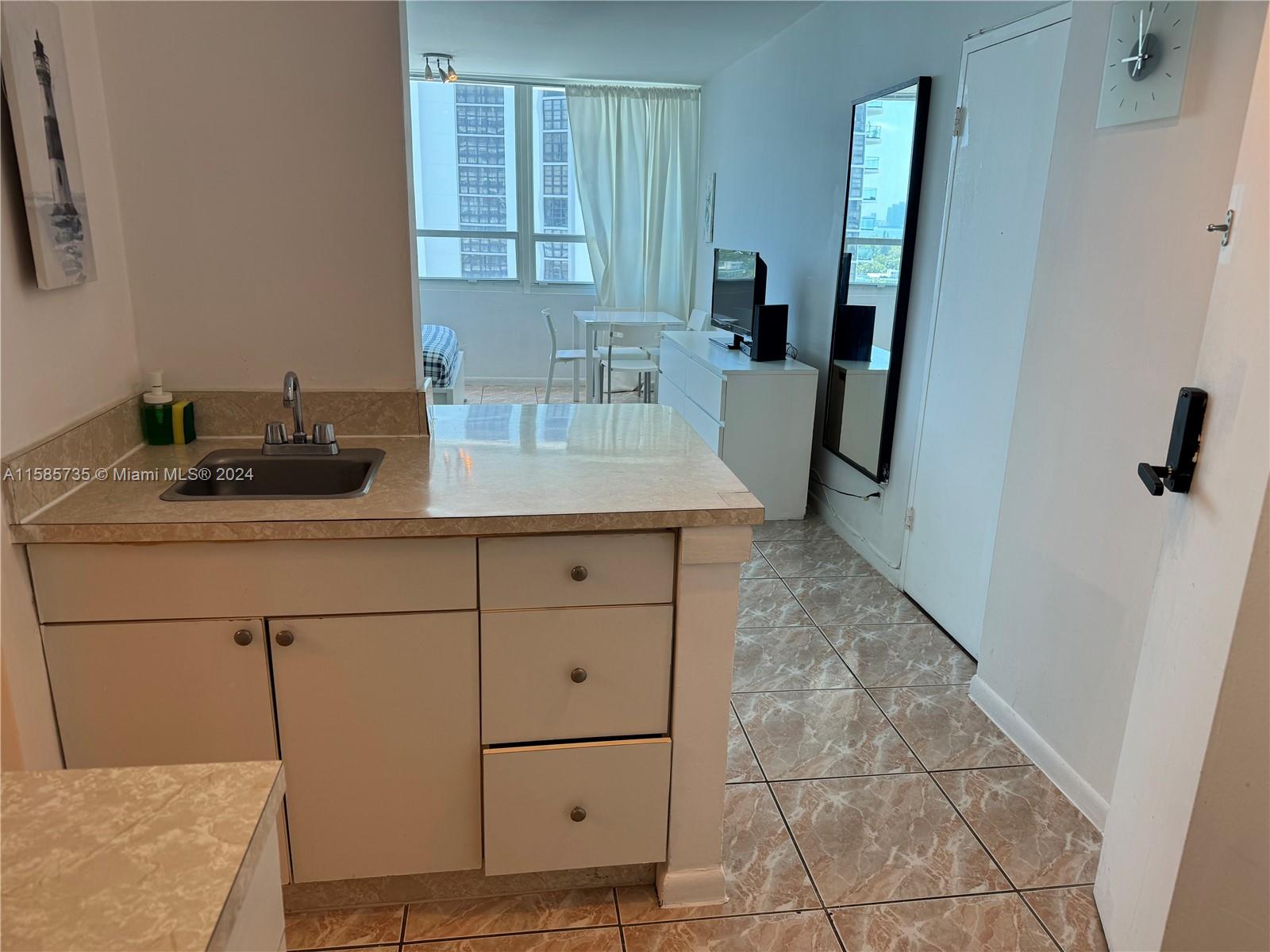 5445 Collins Ave # 812