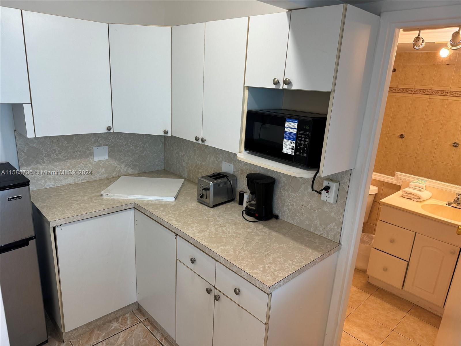 5445 Collins Ave # 812