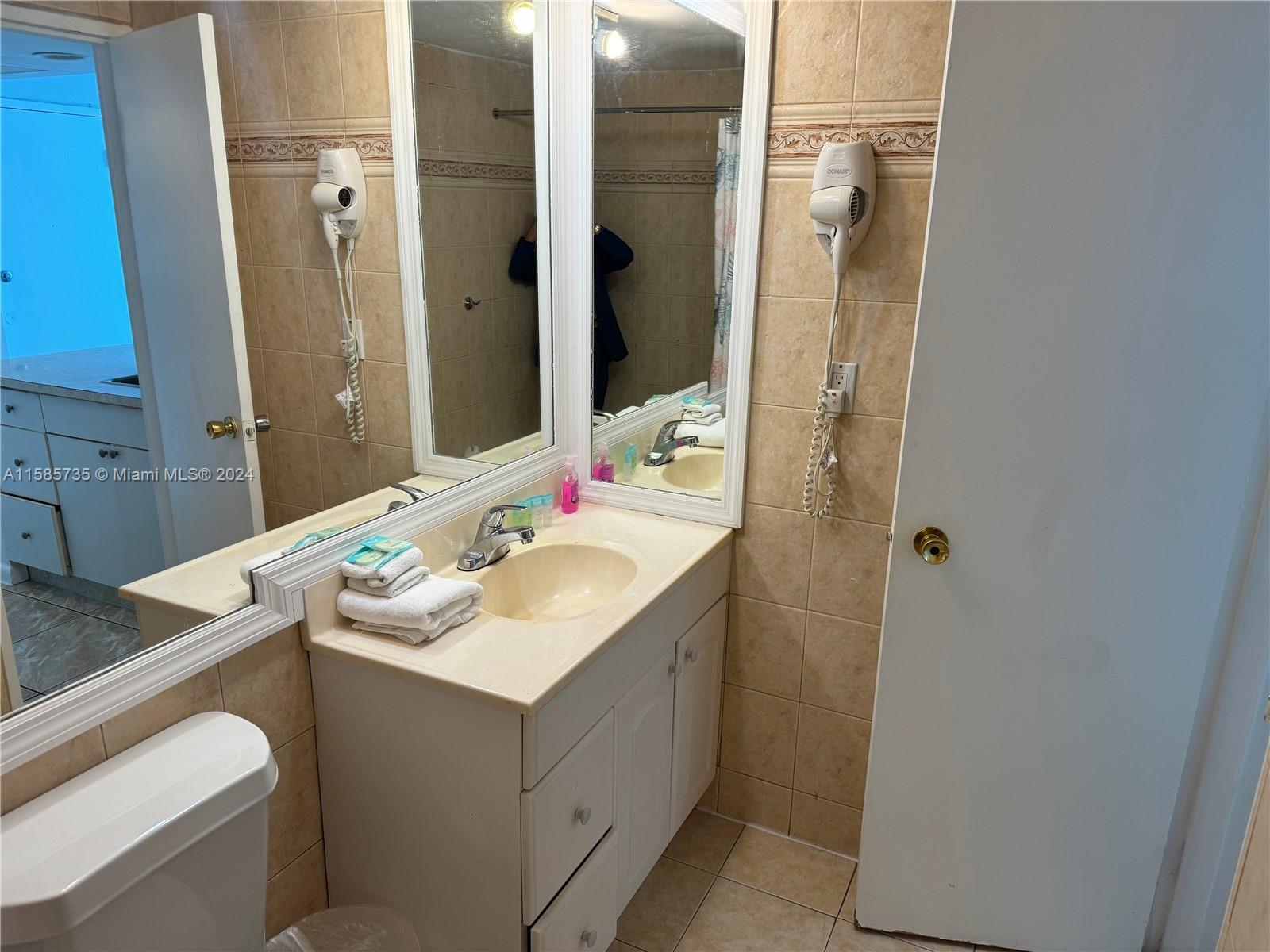 5445 Collins Ave # 812