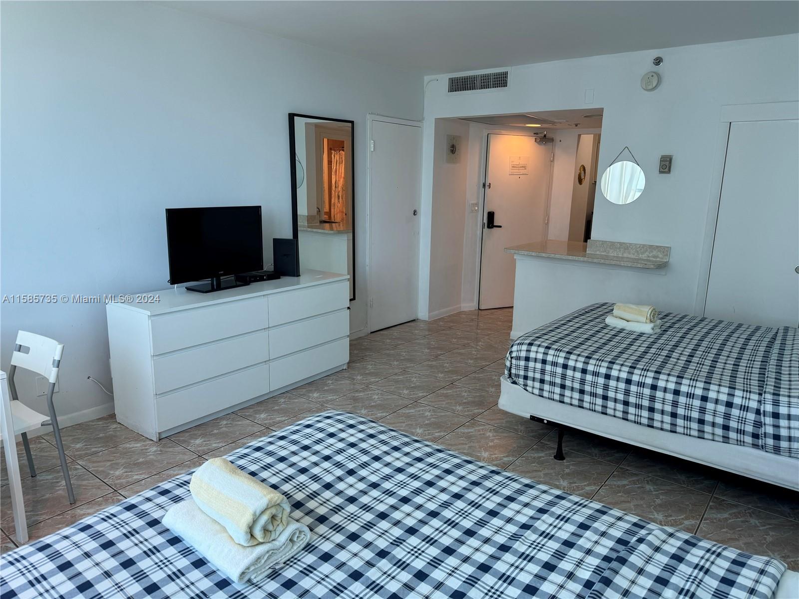 5445 Collins Ave # 812
