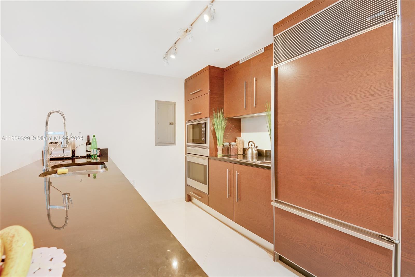475 Brickell Ave # 1809
