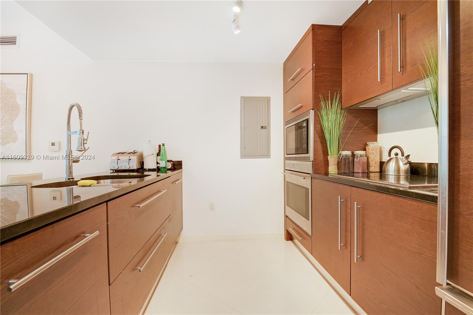 475 Brickell Ave # 1809