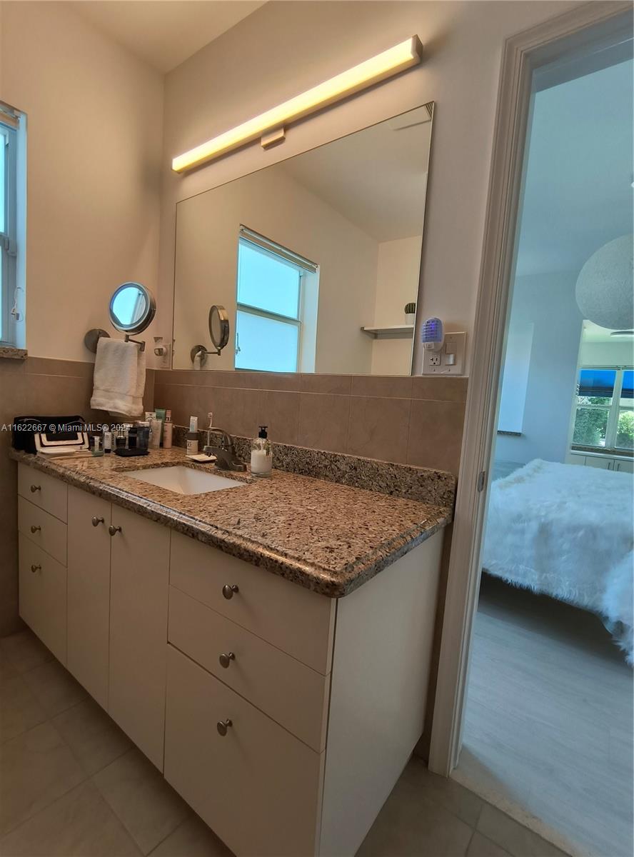 7611 Miami View Dr