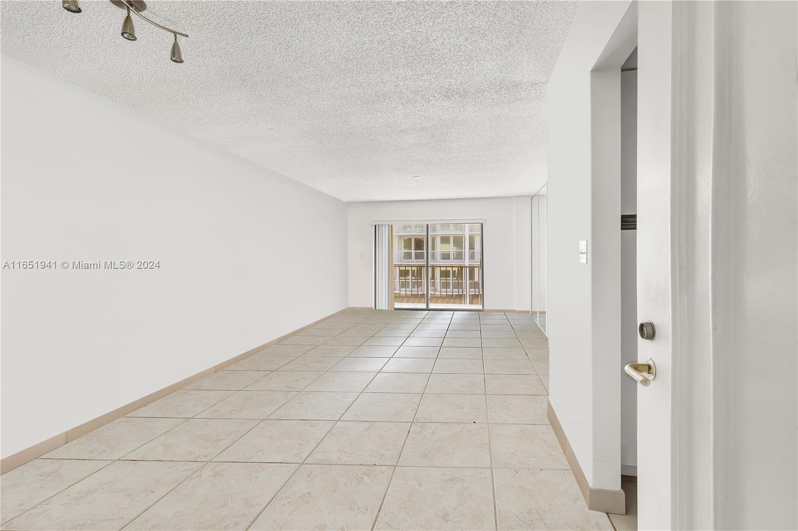 5415 Collins Ave # 704