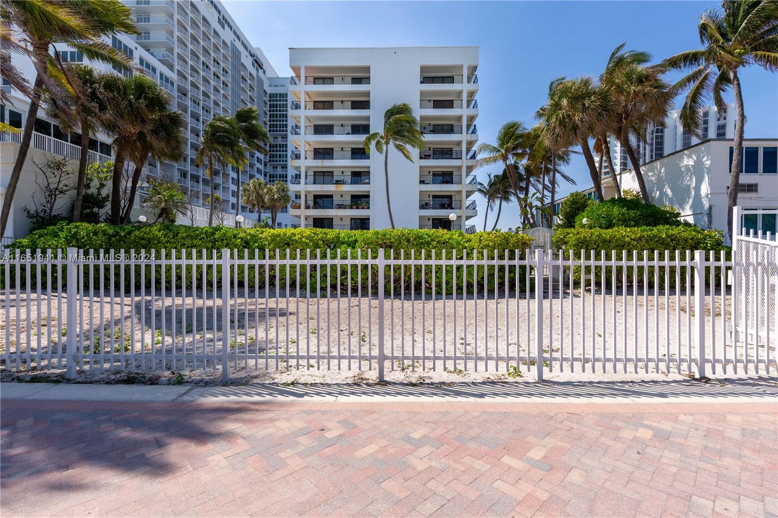 5415 Collins Ave # 704