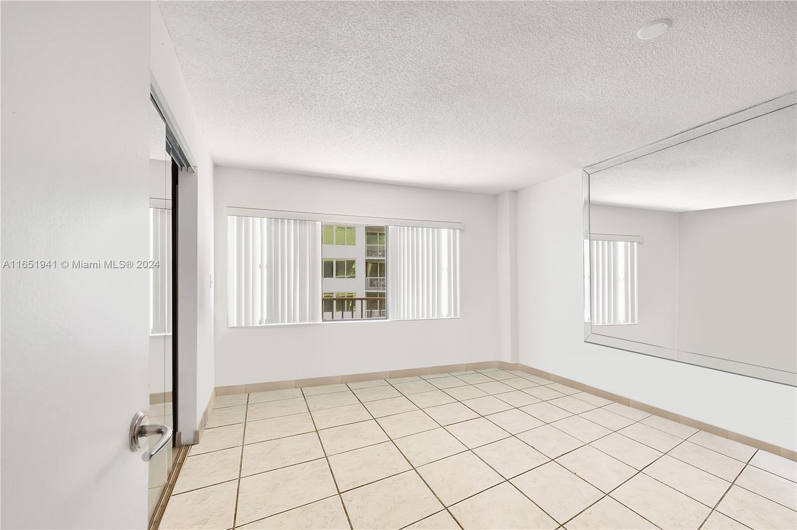 5415 Collins Ave # 704