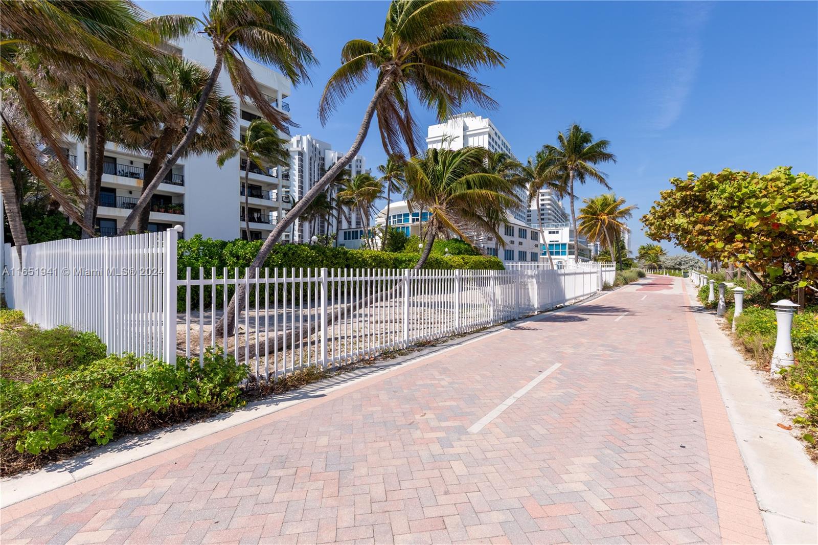 5415 Collins Ave # 704